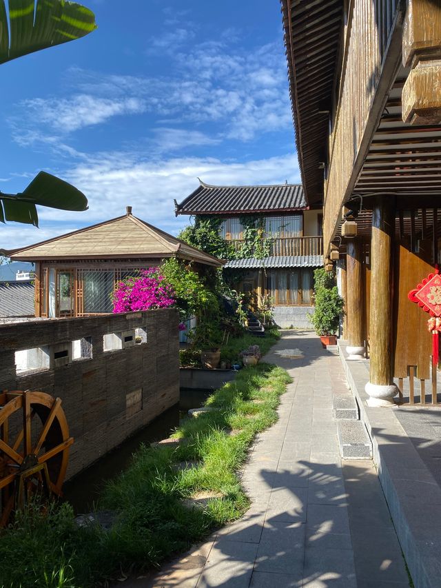 就藏在麗江古城，真的一眼望到木府。