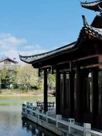 在酒店就能看到日照金山。
