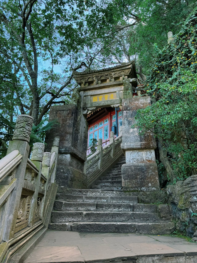 住喺滇池邊，餵海鷗、登西山、玩雪海