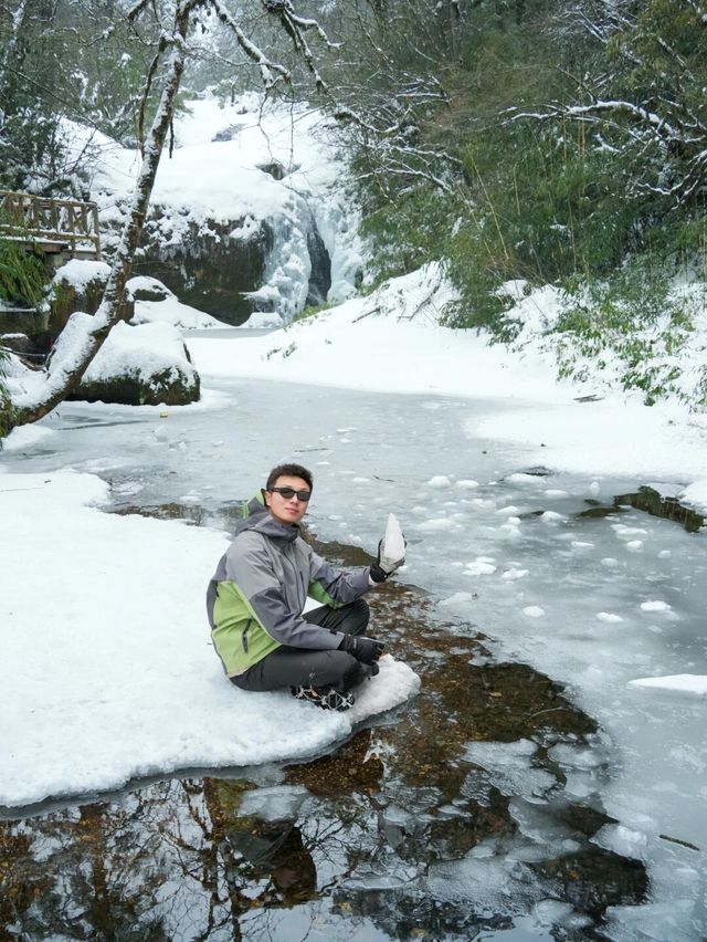 成都出發2h在白雪森林中發現藍冰瀑布