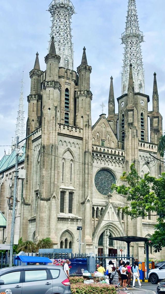 雅加達，這個充滿活力的東南亞都市，是歷史與現代交融的奇妙之地