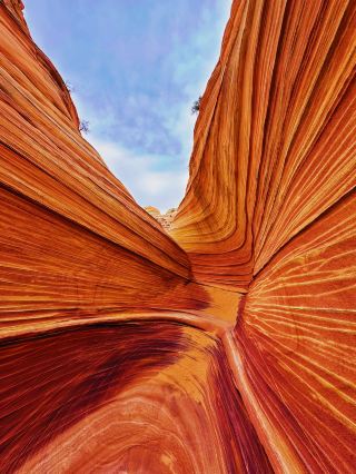 Danxia becomes Wave Valley, scarlet shadows reflect the rocky path, time writes a long rhyme