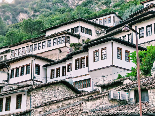 阿爾巴尼亞著名景點：培拉特古城。適合拍照打卡、週末閒暇度假地！ 