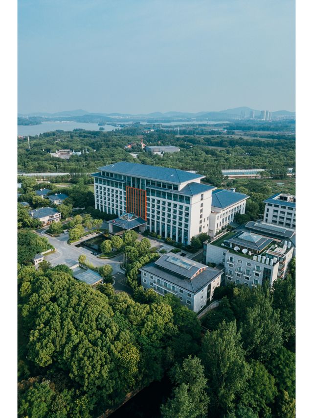 推窗賞景，住喺江南嘅湖光山色裏