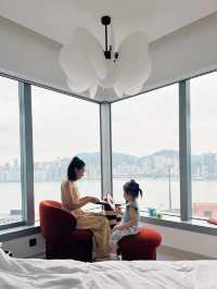 遛娃玩轉香港，今次最驚喜的竟然是夢卓恩酒店的海景！作為City游鼻祖，香港的酒店體驗真的好重要～帶娃揀酒店，地段、乾淨、海景缺一不可，最期待的就是躺係床上睇維港🌊 