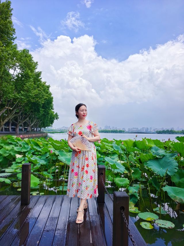 暴雨之後出太陽，西湖嘅雲好唔真實
