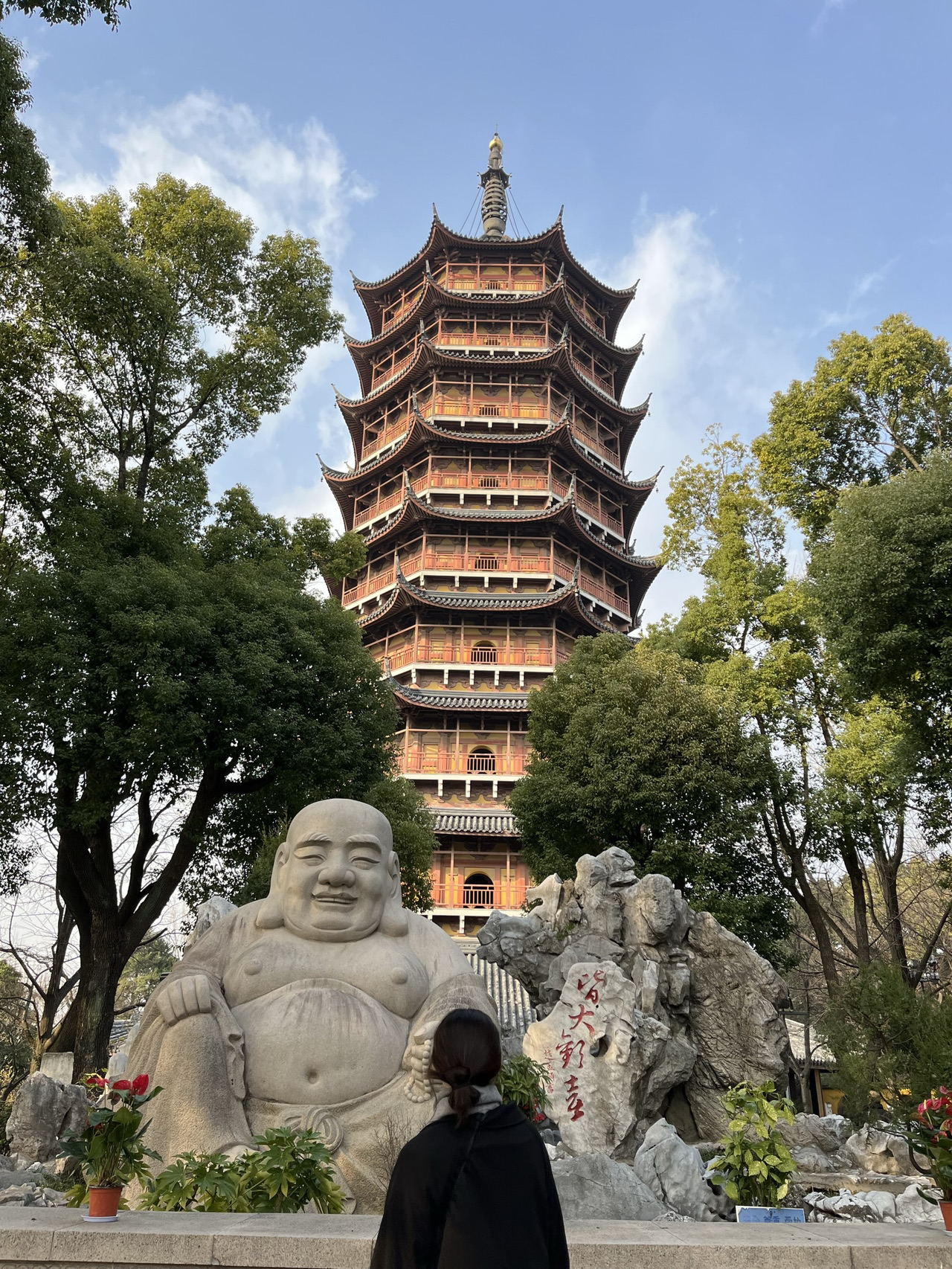  

蘇州是以中國運河和古典園林聞名的城市，是能一次感受歷史、自然與傳統文化的地方。只要散步，便能欣賞如畫的風景，是拍照的絕佳旅遊地點。

✨ 位置與交通便利性
- 從上海搭火車約30~40分鐘，交通便利，適合當日來回旅行
- 可利用計程車、公車、自行車等多種交通工具

✨ 主要景點
- 蘇州古典園林（拙政園，Humble Administrator’s Garden）：能感受中國園林精髓的代表景點。池塘、橋樑、涼亭與花卉和諧共存，散步與拍照皆令人滿意
- 姑蘇運河：沿著運河搭乘遊船或散步，體驗古老水上城市的氛圍
- 平江路：狹窄巷弄與傳統建築，並有咖啡館與商店，是悠閒散步的路線
- 蠶絲博物館：可體驗蘇州絲綢產業與歷史

✨ 小貼士與推薦
- 上午先參觀園林，可悠閒享受寧靜氛圍
- 運河遊船建議天氣晴朗時搭乘，白天與夜晚各有不同風情
- 巷弄散步時務必穿著舒適的鞋子

✨ 總評
蘇州不僅是觀光景點，更是能同時體驗歷史、園林、運河與巷弄文化的城市。作為上海近郊旅行，非常適合安排一日或一夜兩天的行程。