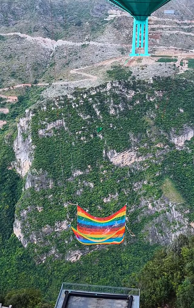 花江峽谷大橋無繩蹦極引發關注