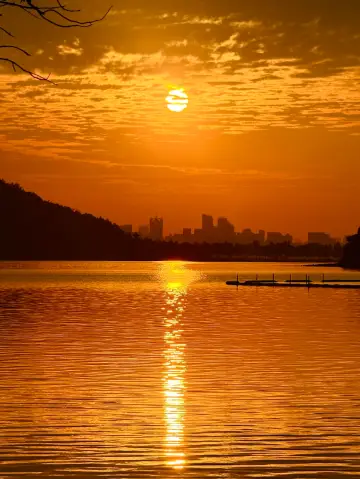 The sunset at East Lake is so beautiful it makes people scream, and the travel guide is freshly released