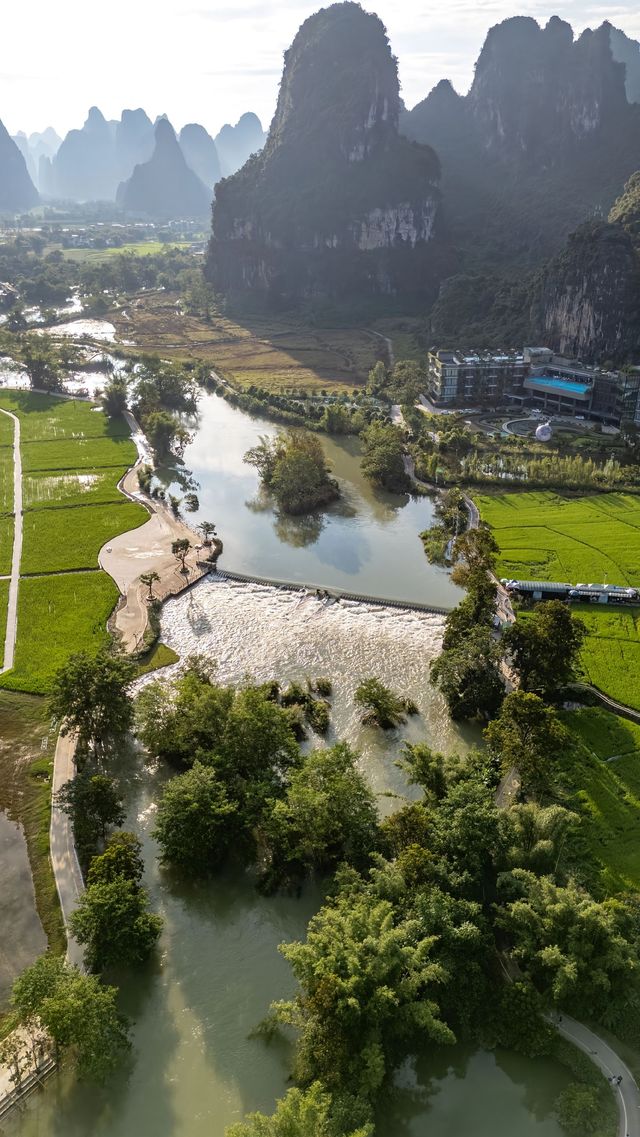 心曠神怡，是治癒一切的良藥  住進一片遼闊裡，煩惱自然就消失了  為什麼站在畫山雲野的窗前，人會不自