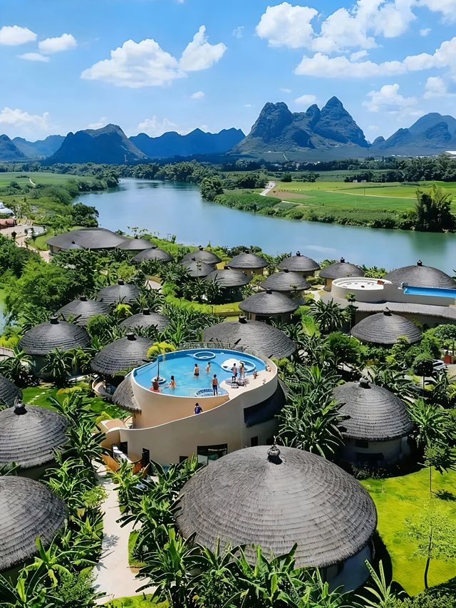 飛瀑垂青川,竹筏載笑過,德天山水入眼甜 飛瀑垂青川,竹筏載笑過,德天山水入眼甜