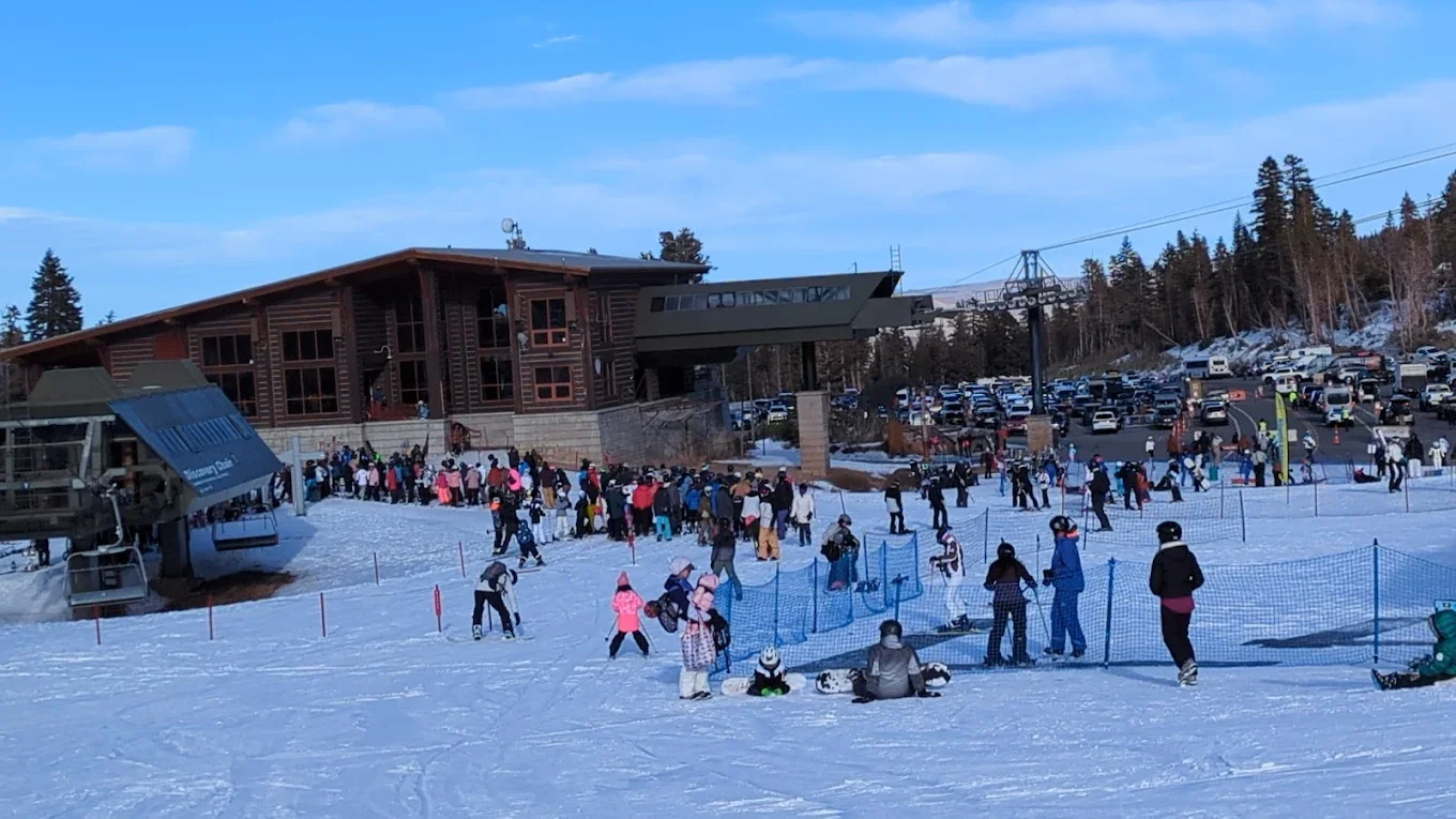 Khu nghỉ dưỡng trượt tuyết Mammoth Mountain ở California giảm giá 50% trong mùa đông, khiến nơi đây trở thành địa điểm tuyệt vời cho các gia đình có trẻ em vui chơi trên tuyết.