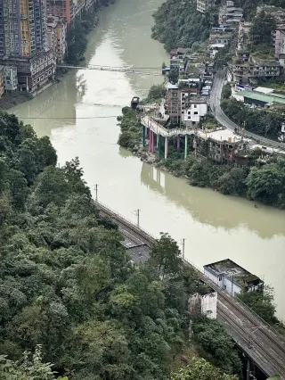 Hãy đến thăm thị trấn "một đường" hẹp nhất Trung Quốc, ẩn mình trong hẻm núi phía tây nam!