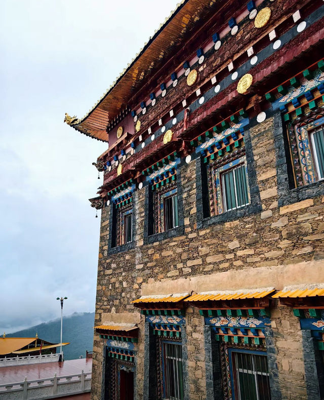 木里大寺:雪山下的金色信仰 木里大寺:雪山下的金色信仰