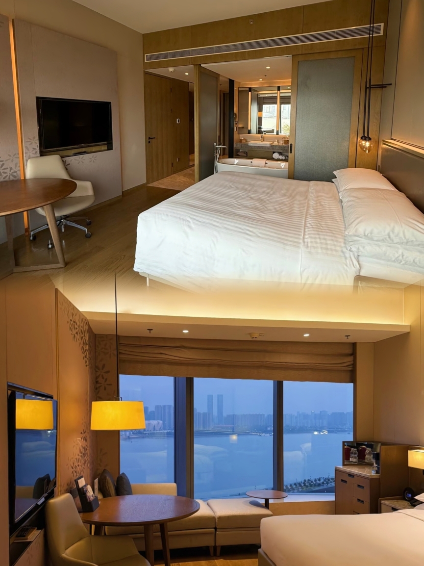 Hangzhou Qianjiang New City Marriott Hotel
I found the ultimate river view in Hangzhou CBD🌃, located at 399 Juyuan Road, Shangcheng District. Step outside and you’re at the city balcony with an unobstructed river view that’s simply breathtaking. Staying here truly fills you with happiness 🥰!
I booked a City View King Room🛏️, which is super spacious with a simple modern design that feels very comfortable. The bed’s firmness is just right, and after one night, I felt fully recharged 😴. The lounge by the window is perfect for lounging and enjoying the cityscape 🌆. The bathroom features a dry and wet separation design, with high-end scented toiletries 🧴, plus complimentary mineral water and snacks, showing great attention to detail ✨.
The food at the hotel really suits my taste buds 😋. The buffet breakfast’s freshly baked bread and fried eggs smell amazing 🍳. You can customize your noodle bowl with toppings, and a hot bowl of soup noodles is so warming. Dinner’s seafood buffet offers a wide variety, with fresh shrimp, crab, and sashimi to eat as much as you want 🦞, plus various desserts and fruits that will leave you stuffed! The lobby bar’s coffee is also excellent ☕, making it a cozy spot to chat.
It’s super convenient to explore and eat around the hotel 🚶. Just a 3-minute walk to the city balcony, where watching the light show by the river breeze at dusk is incredibly romantic 💡. A 10-minute walk to MixC Mall 🛍️ makes shopping easy, and it’s a 20-minute drive to West Lake scenic area 🚗, perfect for checking off the Ten Scenes of West Lake. It’s also not far from Hangzhou East Railway Station, very friendly for high-speed rail travelers 🚄.
🎁 Little tips:
① If you want to book a river view room, be sure to reserve in advance; higher floors offer better views 🌊;
② The hotel has free parking, so self-driving guests don’t have to worry 🅿️;
③ The gym is open 24 hours, so fitness enthusiasts can work out anytime 🏋️;
④ Check-in time is after 3 PM; if you arrive early, you can store your luggage first 🧳.
Overall, the experience was fantastic 💯. Great location, excellent service, and high cost-performance. Whether you’re visiting Hangzhou for tourism or business, this hotel is definitely a great choice. I’ll stay here again next time I come to Hangzhou!