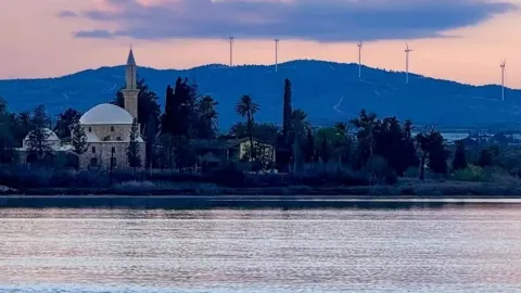Cánh đồng muối Larnaca: Tấm gương phản chiếu hai thế giới. — traveler post in Larnaca