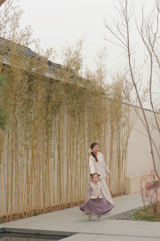 Soaking in the warm hot spring of the hospital