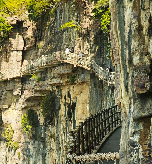 Xinxiang Tianjie Mountain, the cliff-hanging plank road hike is so