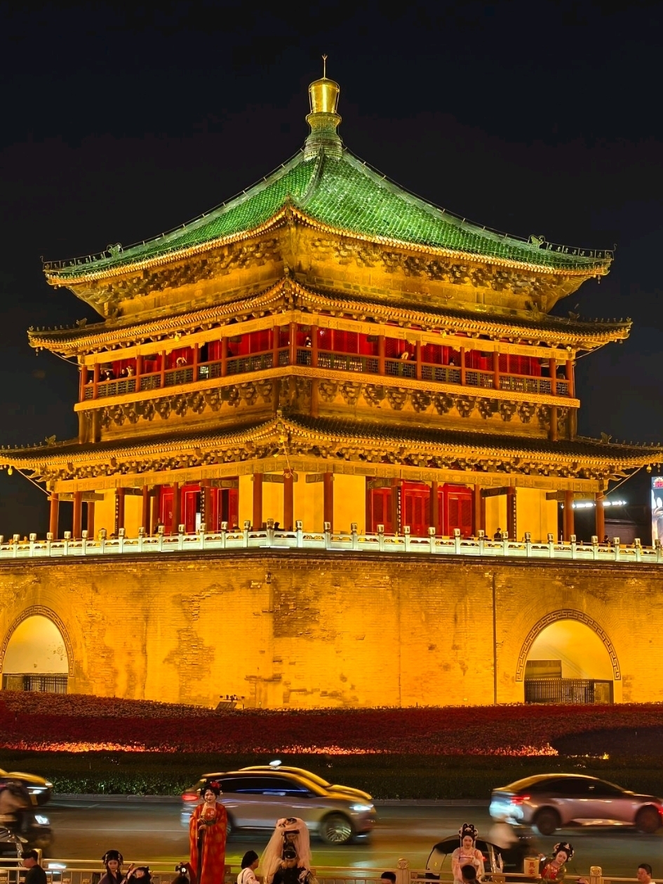 👍The best vantage point for photographing the Bell Tower in Xi'an isn't on a historical building, but right across from it—at the Kaiyuan Shopping Mall.
The main perk here is free access (unlike the paid entry to climb the tower itself) and a perfect face-to-face angle. You get to see the entire Bell Tower without any perspective distortion, set against a backdrop of modern high-rises and traffic circles.
☝️How to get there:
1. Enter the Kaiyuan Shopping Mall, located directly across from the Bell Tower (Zhonglou subway station, Exit C).
2. Head up to the 5th floor. Look for the Li-Ning store.
3. Walk through the Li-Ning store to access the observation terraces. Keep in mind: entry is free.
4. From there, just take the stairs up—from the 5th to the 6th, 7th, and 8th floors. Every level offers a fresh panoramic view.
❤️What to expect on each floor:
· Floors 5-6: A classic "postcard" view of the Bell Tower. Perfect for portraits with ancient architecture in the background.
· Floors 7-8: A 360-degree panorama featuring major art installations—a giant cyber-terracotta warrior, a neon "西安" (Xi'an) sign, and cool setups for striking photos. It’s also the spot you want to be for sunset and the tower's night illumination.
🕑Best time to visit: An hour before sunset. This way, you can capture Xi'an in daylight and catch the moment the Bell Tower's golden lights turn on (around 7:00 PM in winter).
📌Bottom line: Free, easy to find (landmark: Li-Ning), and incredibly beautiful. The absolute best observation deck in downtown Xi'an.