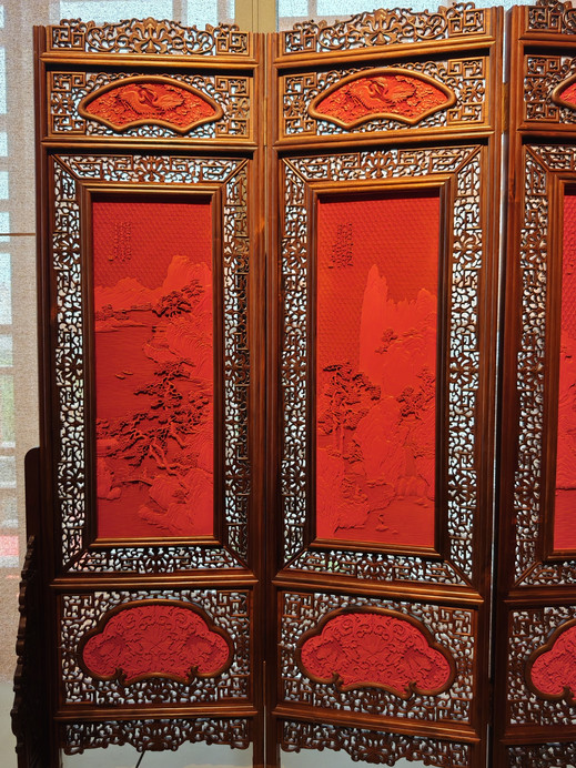 中国工芸美術館で無形文化遺産を感じる｜六連式彫漆山水屏風 | Trip