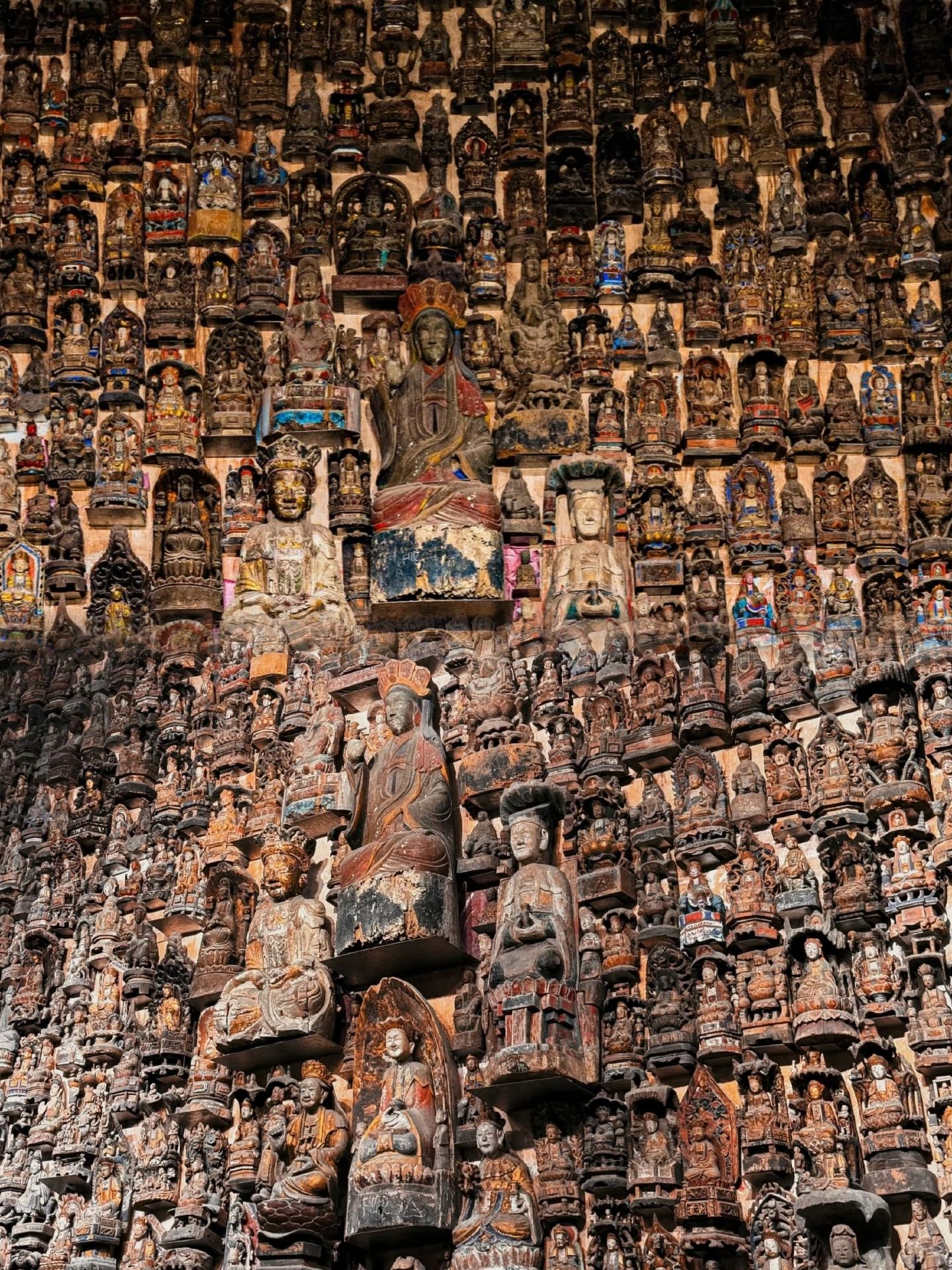 【Chongqing Hidden Gem Museum】

Regret coming so late! This lesser-known museum in Chongqing is truly a palace of wood carving art.

Location: Dayuanxiang Museum
Address: No. 5, Longjin New Stone Village, Jianlong Town, Bishan District, Chongqing
Transportation: Recommended to drive; parking is convenient. Just search "Dayuanxiang Museum" on your GPS.
Ticket Price: 35.0 RMB per person
Opening Hours: Open year-round from 09:00-12:00 and 14:00-17:00
✅Why is it worth visiting?

Dayuanxiang Museum, located in Longjin New Stone Village, Jianlong Town, Bishan District, Chongqing, is the only private museum in Chongqing dedicated to wood carving art. Its collection includes precious wood carvings from the Ming and Qing dynasties, the Republic of China period, to modern times, featuring shrines, furniture, doors and windows, Buddha statues, and more, including several national first-class cultural relics.

✅What are the highlights inside?

The Dayuanxiang Museum houses over 2,000 wood carving artworks, including valuable pieces from the Ming and Qing dynasties, the Republic of China period, and modern times. Among them, more than 1,600 pieces are from the Ming and Qing dynasties, all exquisite folk heirlooms. There are also some wood carvings from Japan and Europe. The collection covers shrines, furniture, doors and windows, Buddha statues, and more, with several national first-class cultural relics.

✅How to enjoy your visit?

🚗 Getting there: Recommended to drive; parking is convenient. Just search "Dayuanxiang Museum" on your GPS. About a 2-hour drive from downtown.
🎫 Tickets: 35.0 RMB per adult, no reservation needed. Bring your ID. Free admission for minors.
🕰️ Opening hours: Open year-round from 09:00-12:00 and 14:00-17:00. Closed every Monday.
🚾 Restrooms: Free restrooms available inside, clean and tidy.
🍜 Food & Drink: The museum offers coffee and light meals at reasonable prices with good taste. Snacks are allowed inside. No dining options nearby, so bringing your own snacks and water is recommended.
📸 Photography: Photography is prohibited inside, except for personal study and appreciation purposes. Please contact staff if you need to take photos.