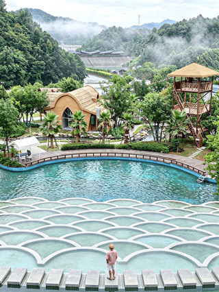 Jiangxi Tourism! How are you not promoting such a fun place!!!
·
My favorite family-friendly park to date❗️
Glass water slide! Mountain park! Mountain hot springs!
Petting zoo! Go-karts, mountain zip line—there are so many activities.
If you don't know where to go for the holidays, I highly recommend this place!
It's not far from Changsha, Nanchang, or Wuhan—about a 2.5-hour drive‼️
This forest resort is so much fun😆
·
Recommended itinerary🙋🏻♂️:
Day❶: Check-in → Water activities → Mountain hot springs → Infinity pool → Go-karts → Water slide → Night tour of the intangible cultural heritage "iron flower" show
Day❷: Forest restaurant → Mountain park → Deer Park → Ice World → Red Panda Island
·
Recommended photo spots📸:
1️⃣Infinity pool
The cover photo spot. I recommend going in the morning. The infinity pool built against the mountain is perfect for photos, with misty green mountains in the background—full of vacation vibes! It's so relaxing!
2️⃣Red Panda Adventure Island
The iconic giant red panda arch🐼 with palm trees on both sides creates such an atmosphere. Add in the ethereal mist, and it feels like a fairytale—perfect for photos.
3️⃣Deer Park
A super healing petting zoo! Sika deer, capybaras, and alpacas are all here. You can feed and interact with them up close. Who wouldn't want to take a photo with these little guys❗️
4️⃣Ice World
A rare indoor ice and snow park in the south! A fairytale snow kingdom at minus 10 degrees. Most importantly, you can play on the ice slides and snow tubes as much as you want‼️ The giant smiley face wall at the entrance is great for photos😆
5️⃣Mountain hot springs
A must-experience activity!
6️⃣Mountain stream trekking
Kids can come here to play in the water! The fish scale dam is perfect for photos! With the water flowing over the layered steps, it looks even better if you have a drone.
7️⃣Little train
The giant "Thank you for coming" text installation is great for photos! There's also a vintage train station sign, backed by a whole field of green grass and mountains—perfect for a photoshoot, full of vacation relaxation🤣
8️⃣Valley tea house
The environment is incredible! Surrounded by streams and greenery, it feels like a fairy realm. If you're tired from playing, you must come here to rest and take photos!
·