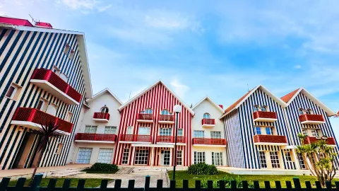 บันทึกการเดินทางสุดชิลล์เลียบชายฝั่งบ้านไม้หลากสี พิกัดลับในโปรตุเกส — traveler post in อาวีโร