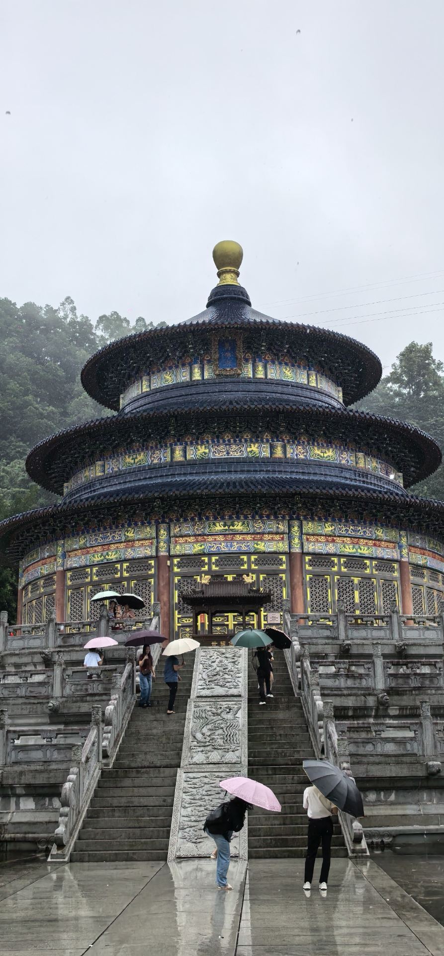 Visit Huanglong Temple on a rainy day to pay respects to Buddha and see the "Little Temple of Heaven."
