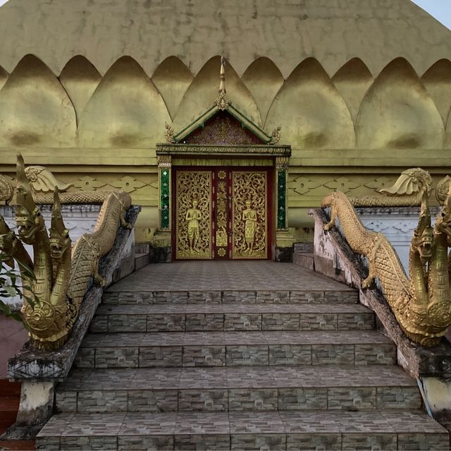 燦然と輝く黄金の仏塔　Samakkhixay Stupa