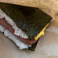 🍙아는맛이 더 무서운 오키나와 맛집 ‘포크타마고오니기리’