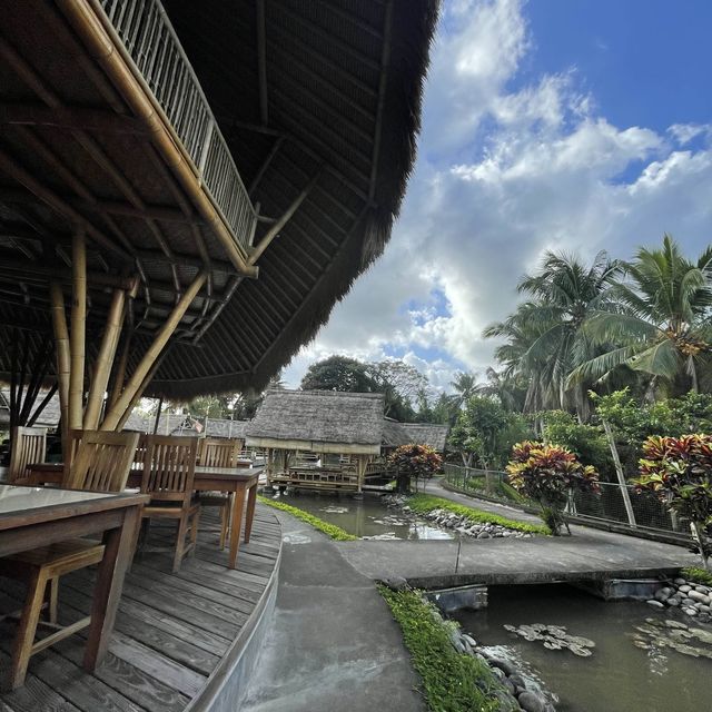 Bale udang 水上餐廳，悠閒的用餐，價位稍高，但很值得