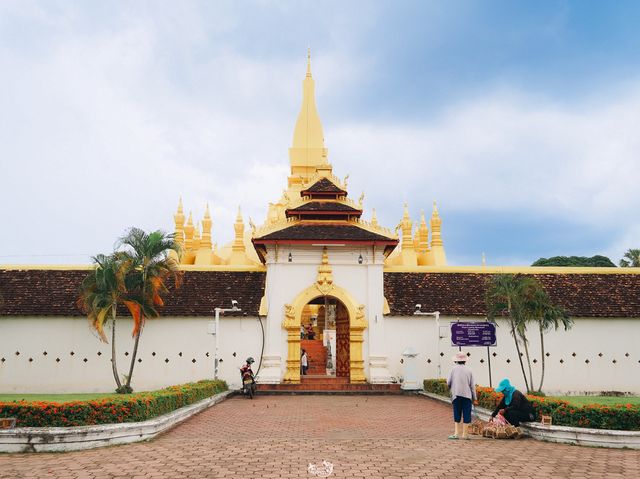 สักการะพระธาตุหลวงเวียงจันทน์ ประเทศลาว