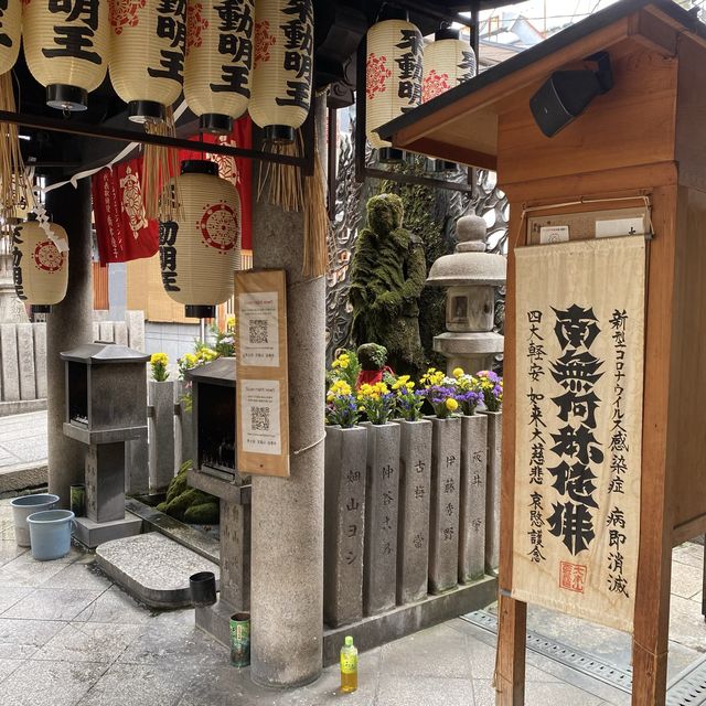 大阪お参りスポット！法善寺の水掛不動尊（西向不動明王） | Trip.com 大阪