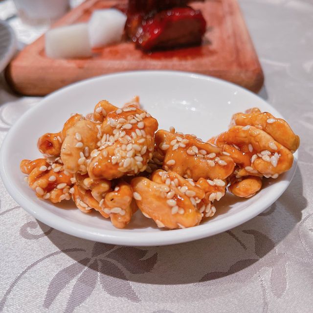 環境方面，餐廳以傳統中菜菜館裝修，夠古色古香，係呢個環境食飯都幾舒服，好適合帶埋屋企人黎開開心心聚下食餐飯~