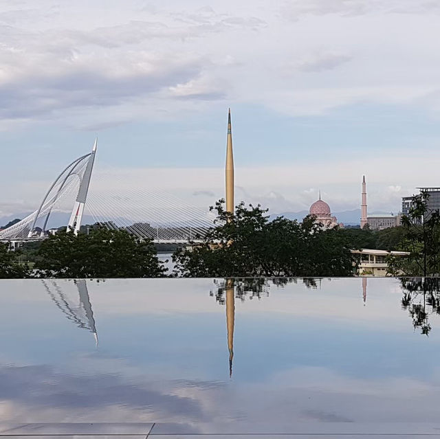มัสยิดสีชมพูที่ ปุตราจายา (Putrajaya) มาเลเซีย 🕌 มัสยิดสีชมพูที่ ปุตราจายา (Putrajaya) มาเลเซีย 🕌