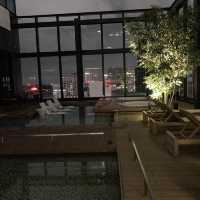 みなとみらいでは珍しい屋外プールあり！立地とコスパも良き✨✨