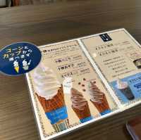北海道・小樽。十勝産小豆と生乳で作られたソフトクリーム『柳月 オタルト店(オタルトカフェ)』
