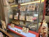 東京・浅草。奥山おまいりまち商店街入口『江戸たい焼き浅草本店』のたい焼き