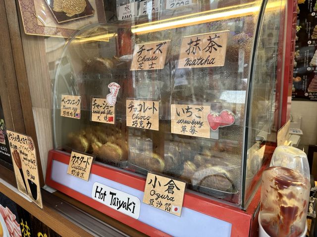 東京・浅草。奥山おまいりまち商店街入口『江戸たい焼き浅草本店』のたい焼き