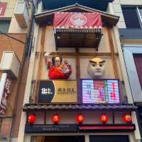 大阪観光スポット！道頓堀のえびす橋から続く道には派手なおもしろ看板が！めっちゃ元気でます