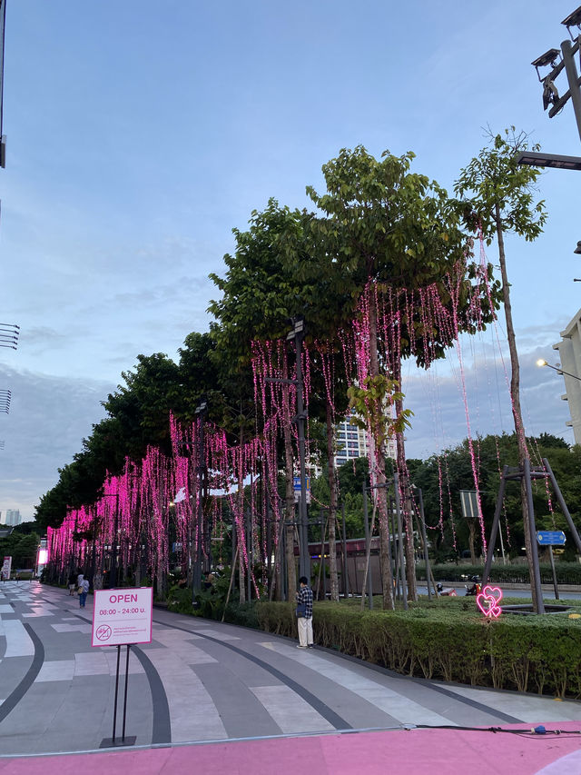 คริสต์มาสนี้สีชมพู🩷ที่สามย่านมิตรทาวน์🎄