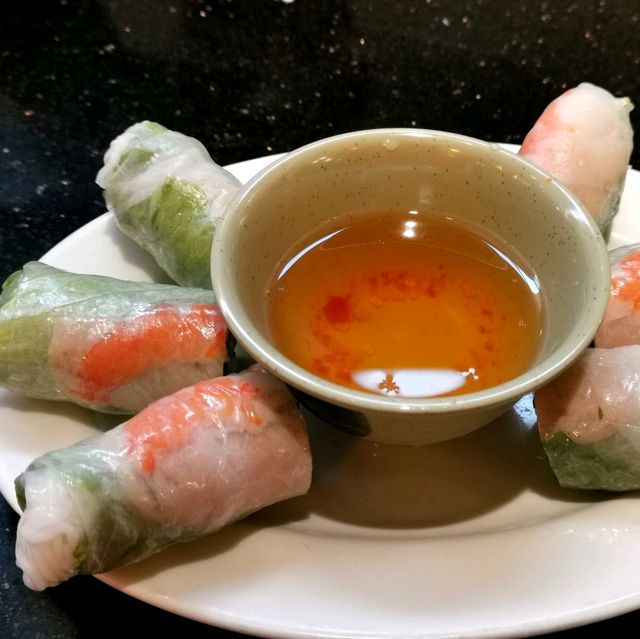 新北三芝超人氣美食推薦「越南小棧」……南洋風格的越南餐廳，CP值高，假日排隊名店