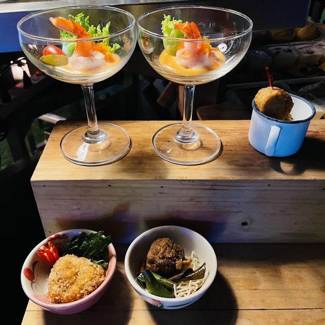 พักผ่อนบน Rooftop Bar ใจกลางรัชดา 212 