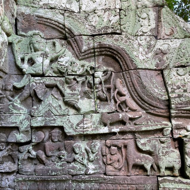 Temple Y, the half-pediment