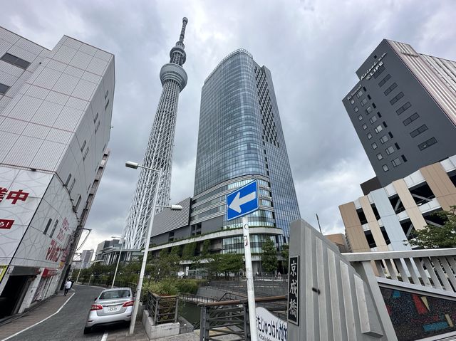 東京・押上。スカイツリーを見上げる『北十間川』と『墨田区おしなり公園』 