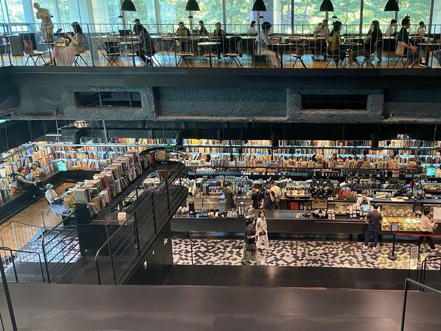 마치 거대한 도서관 느낌의 대형 감성카페, 테라로사 포스코센터점📚