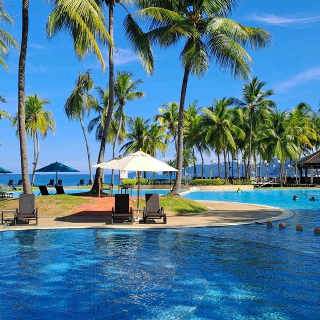 BREAKFAST BY THE POOL AND SEA
