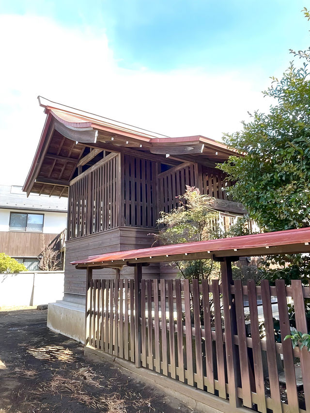 【上鈴木稲荷神社/東京都】赤い屋根が目立つお稲荷様