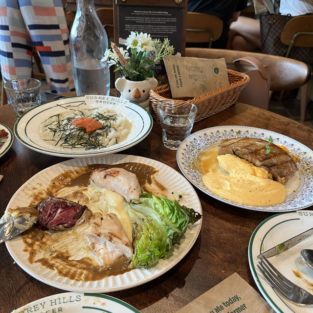 Perfect brunch date with furry friends 
