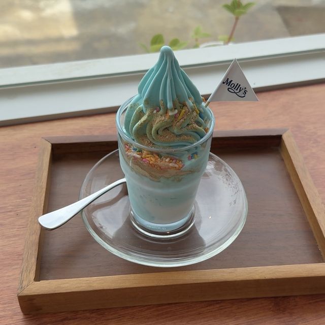 青いソフトクリームの正体は...！